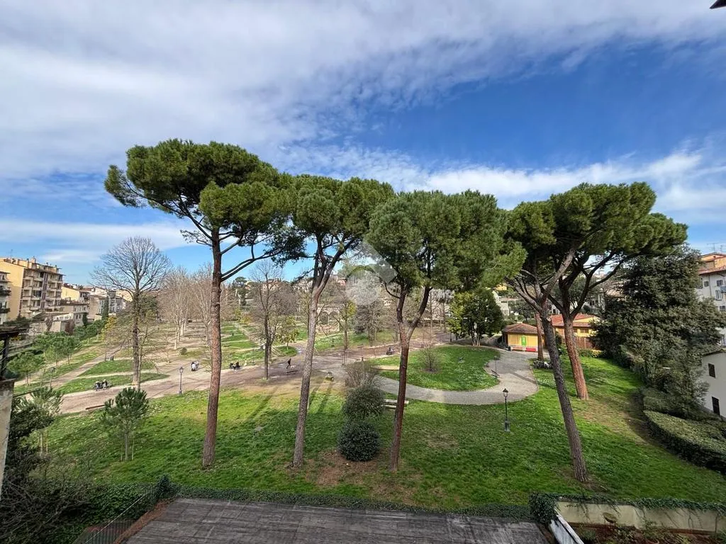 Aed - Spacious Apartment with Balcony in Florence