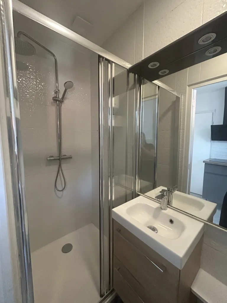 Salles de bain - Studio Meublé à Corbeil-Essonnes, Rive Droite