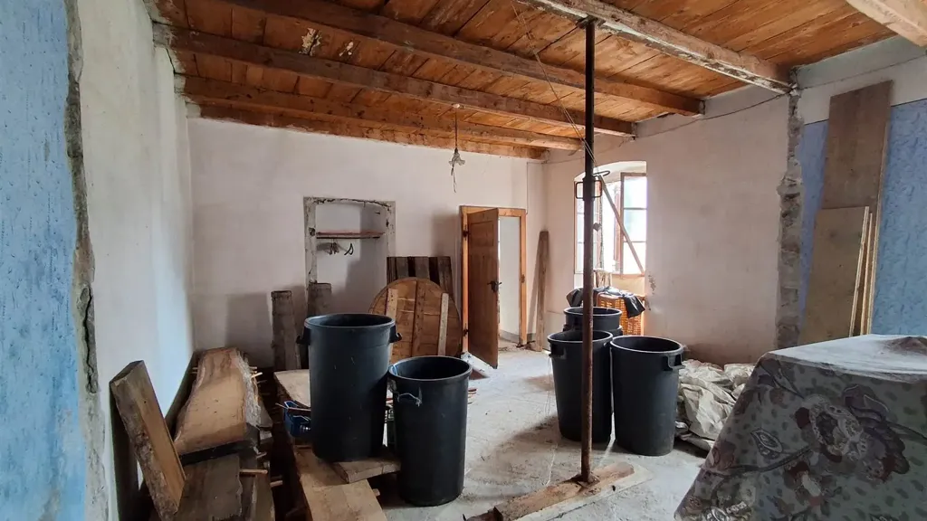 Toad - Quadrilocale to Renovate in Samolaco