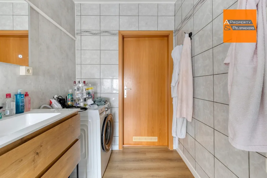 Salles de bain - Local Commercial avec Appartement à Sterrebeek