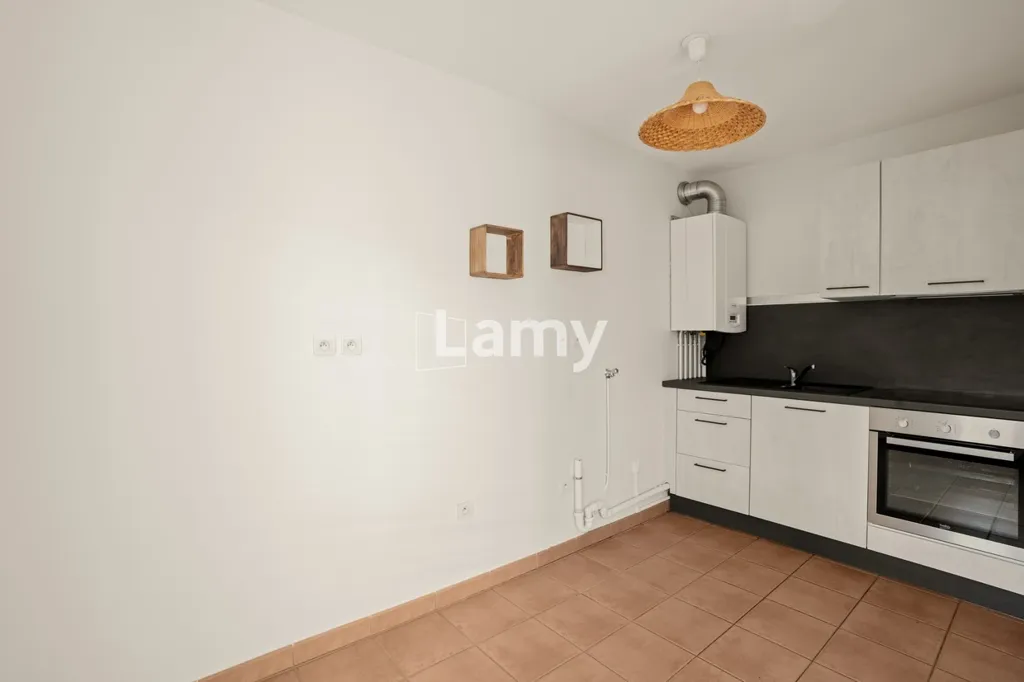 Köök - Bright 3-Bedroom Apartment in Lyon's 3rd Arrondissement