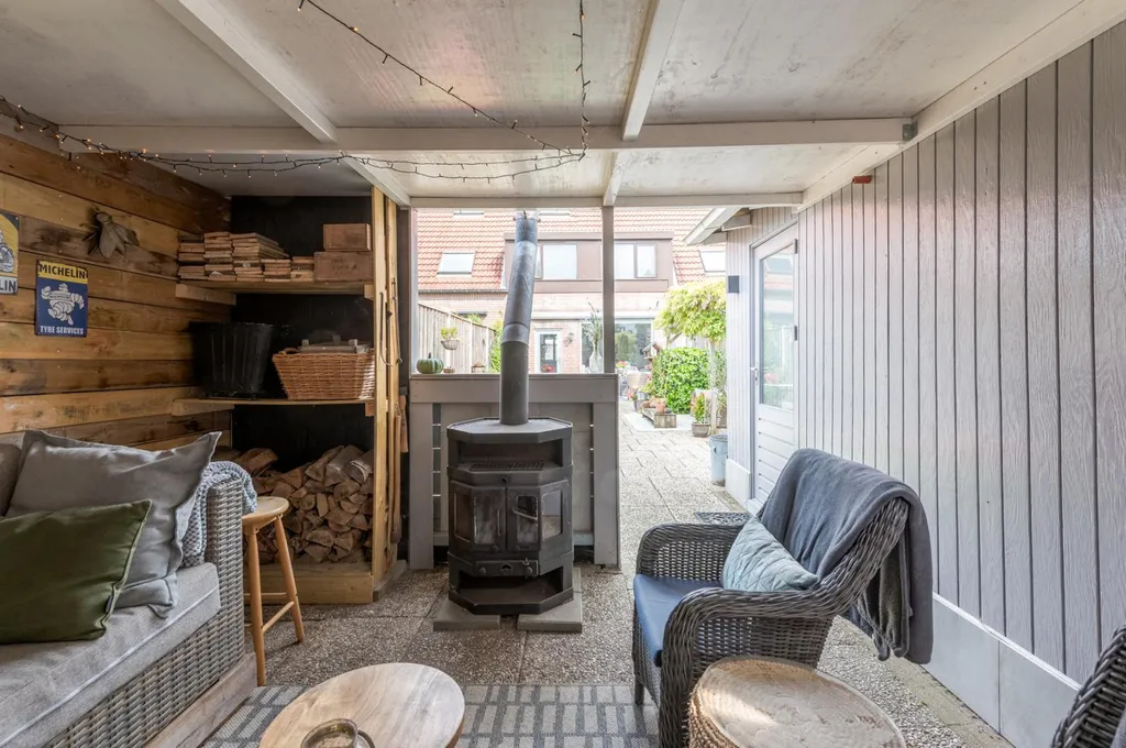 Terrass - Spacious 5-Bedroom House with Deep Garden in Almere