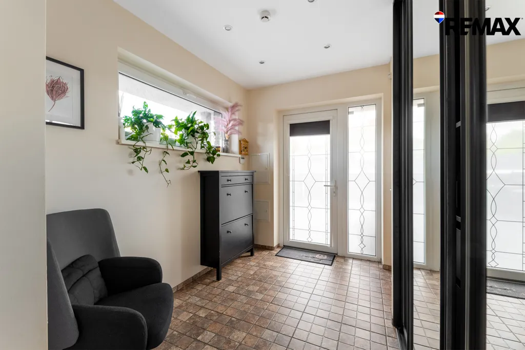 Esik - Spacious 3-Bedroom Cottage with Terrace in Tarandė