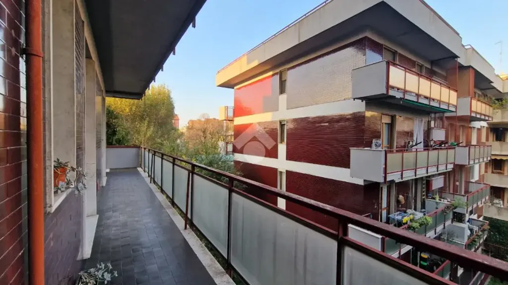 Balcon - Five-Bedroom Apartment with Balcony in Milan