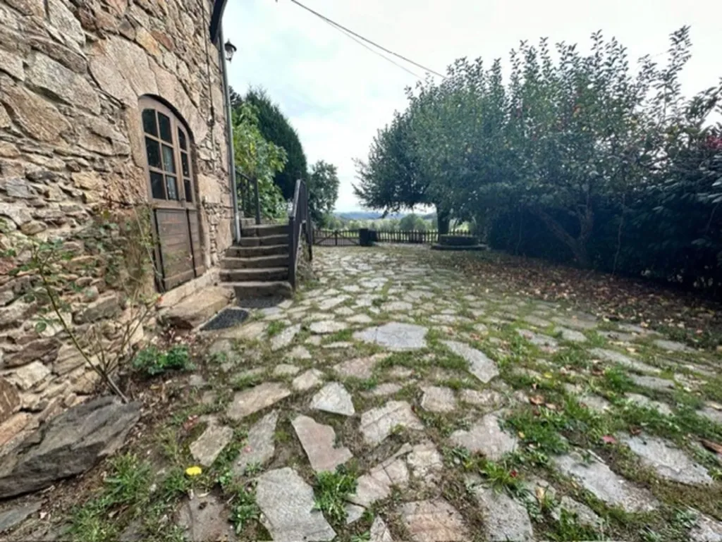 Jardin - Moulin Auvergnat avec Piscine près d'Aurillac