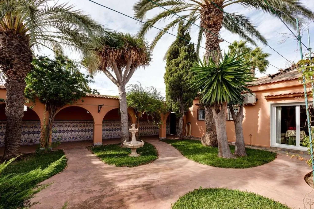 Garden - Luxury Villa with Private Pool in San Luis, Torrevieja