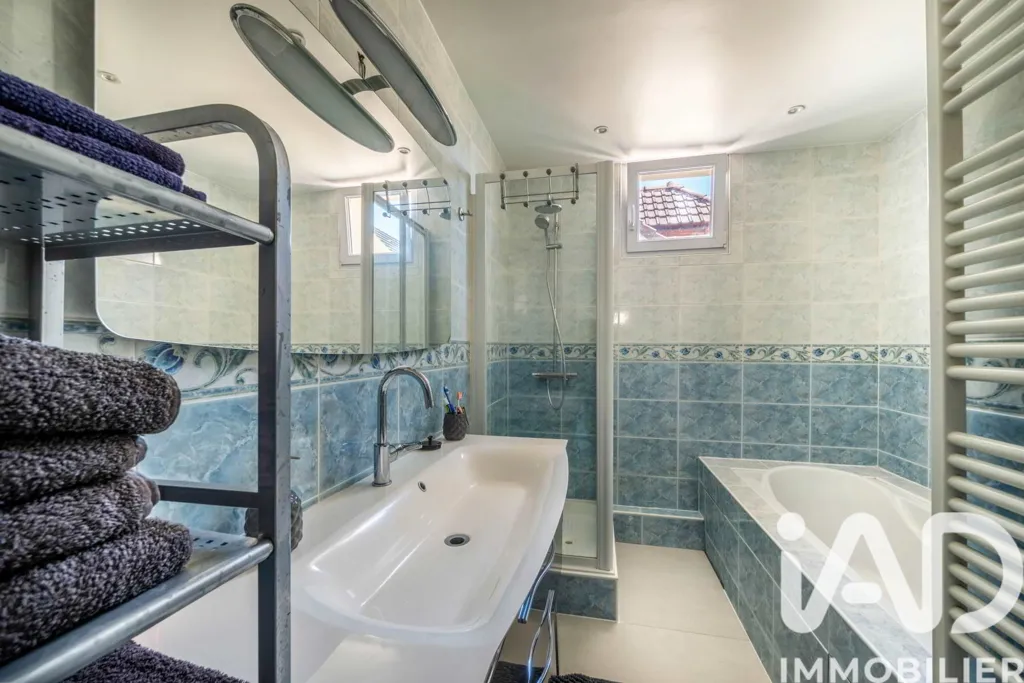 Salles de bain - Maison de 8 Pièces avec Terrasse et Jardin