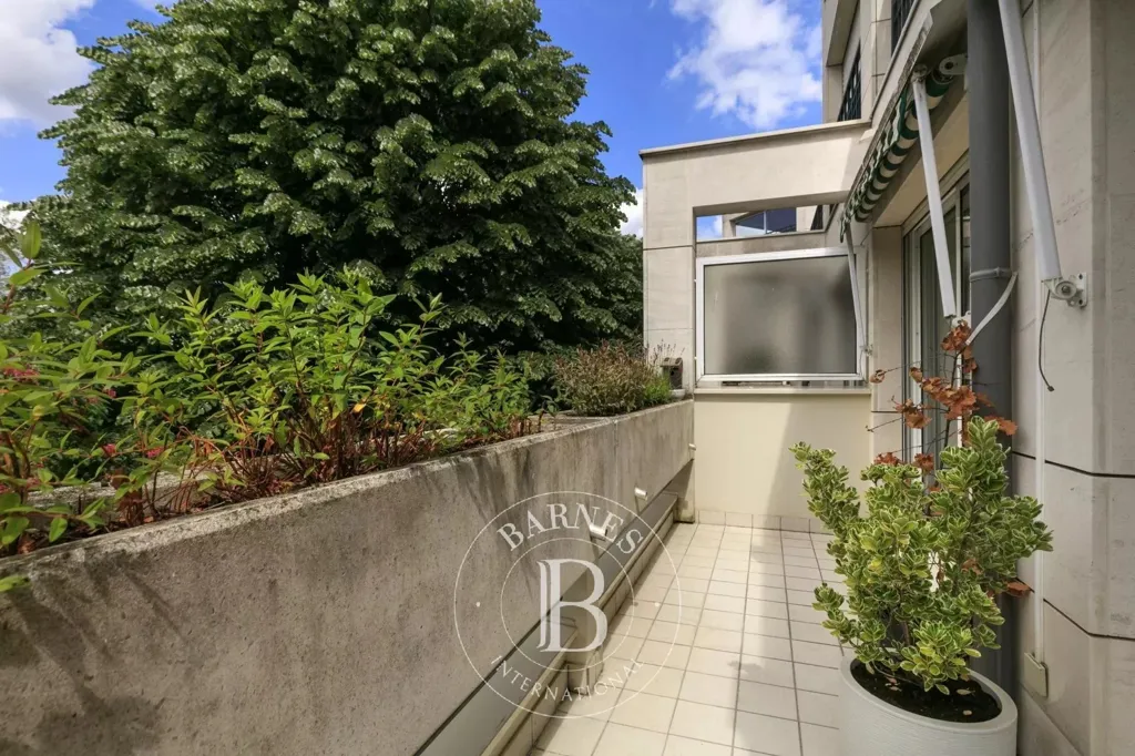 Balcony - Fully Furnished Flat with Balconies in Paris