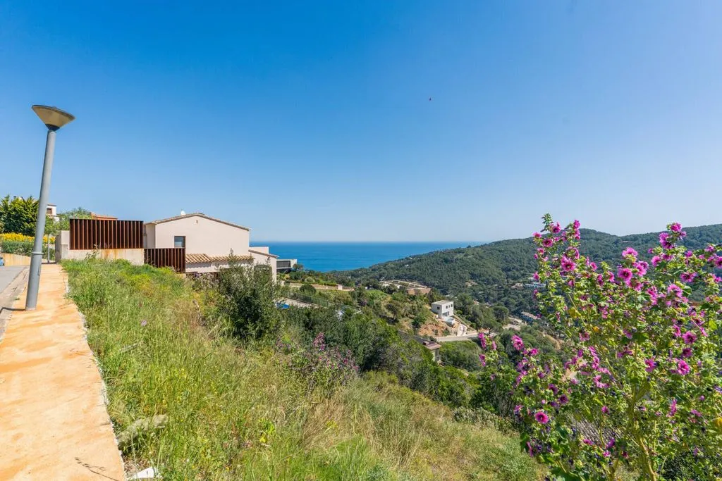 Aed - South Facing Plot with Sea Views in Begur