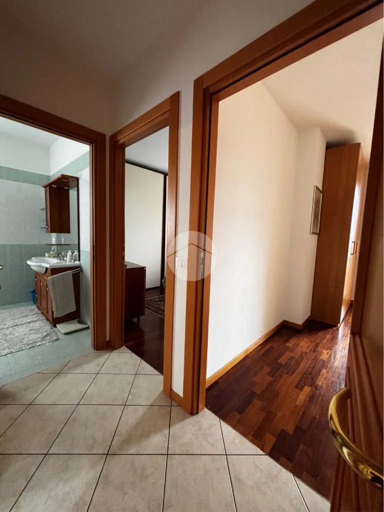 Esik - 3-Bedroom Apartment with Balcony in Fano