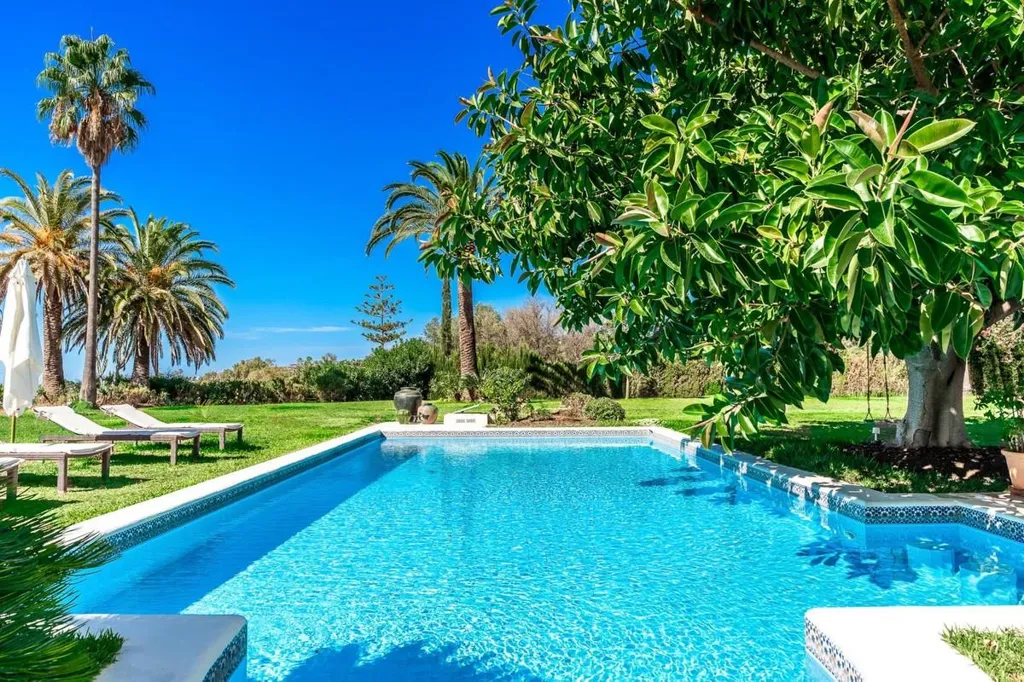 Bassein - Villa with Development Potential in Marbella