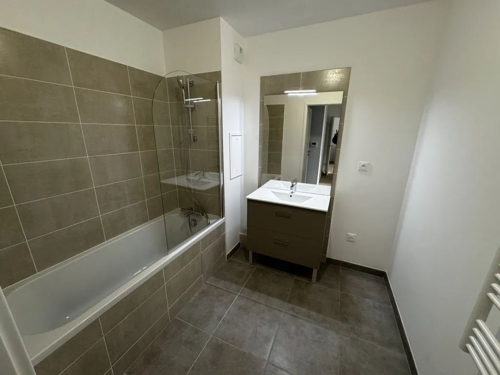 Salles de bain - Appartement Meublé avec Parking à Asnières