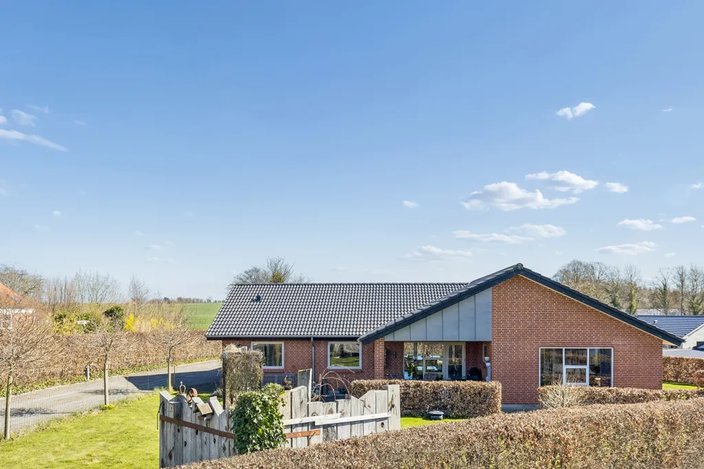 Välivaade - Two-Bedroom Villa with Carport in Bjert