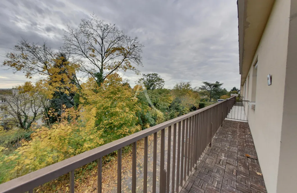 Balcone - Bright 3-Bedroom Apartment with Balcony in Auxerre