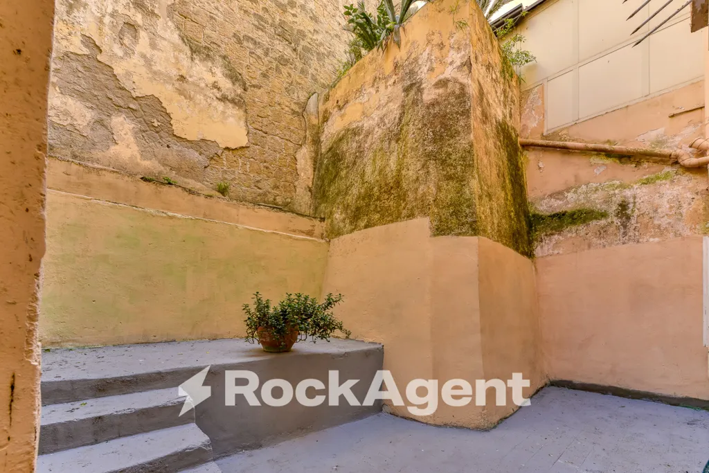Aed - Apartment with Terrace in Central Chiaia