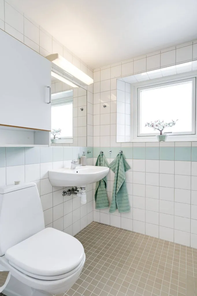 Salles de bain - Apartment with South-Facing Balcony in Örebro