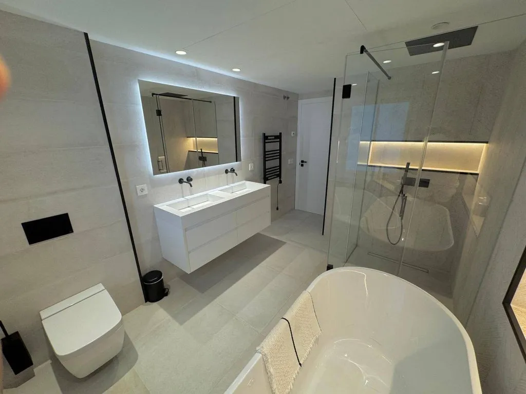 Salles de bain - Frontline Duplex Penthouse with Sea View in Estepona