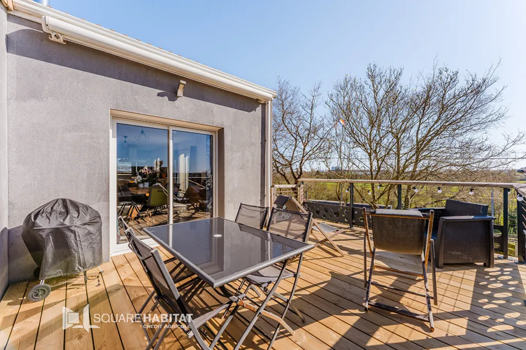 Terrasse - Maison Familiale avec Terrasse à La Chabossière