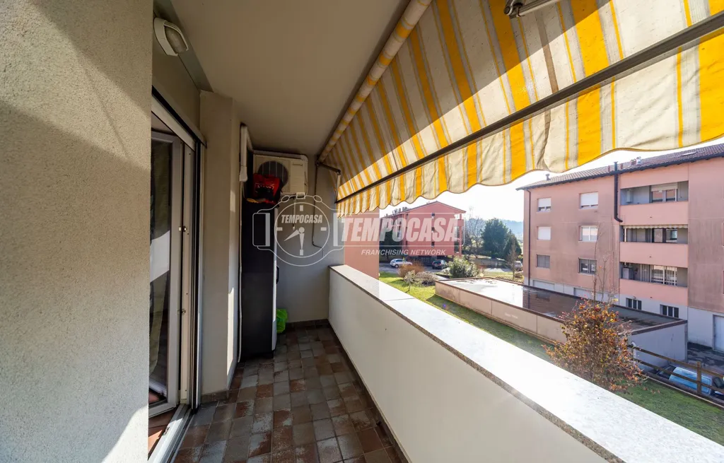 Balcon - Spacious Apartment with Balcony in Barzago