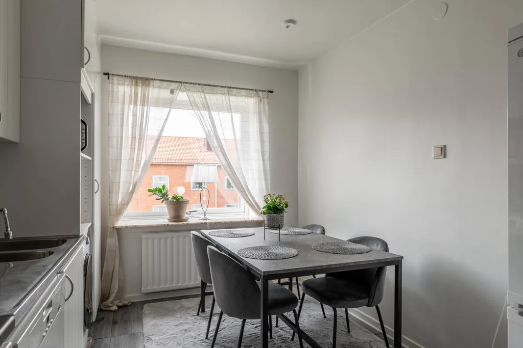 Salle à manger - Spacious 2-Bedroom Apartment with Lift in Borås