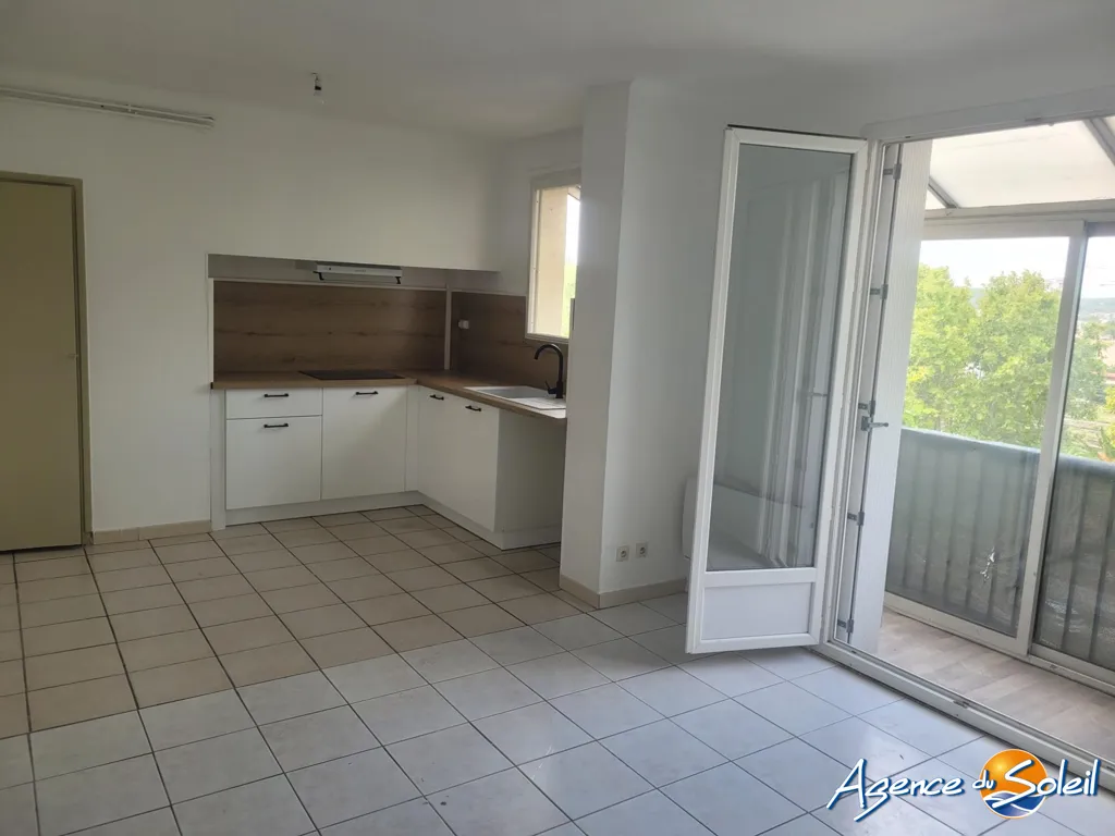 Cuisine - Appartement Rénové avec Véranda et Vue au 5ème Étage
