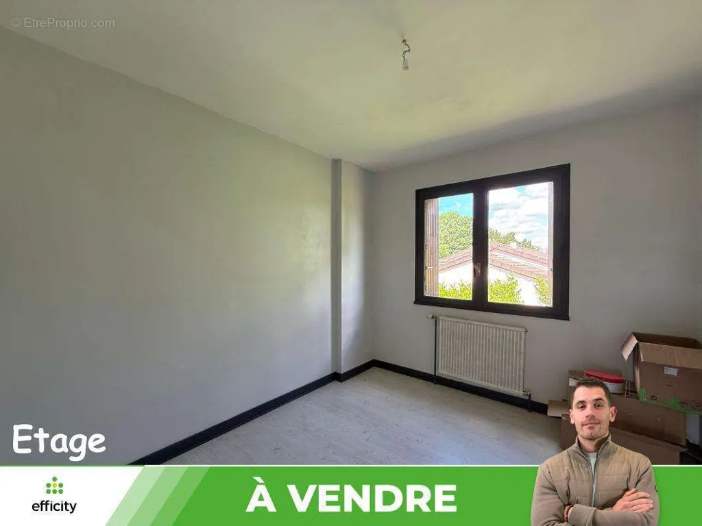 Pièces - Maison avec Balcon et Jardin dans un Secteur Calme à Lhommaizé