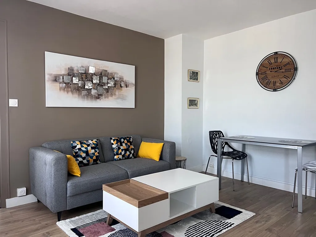 Living Room - Renovated Meublé Flat in Saint-Nazaire
