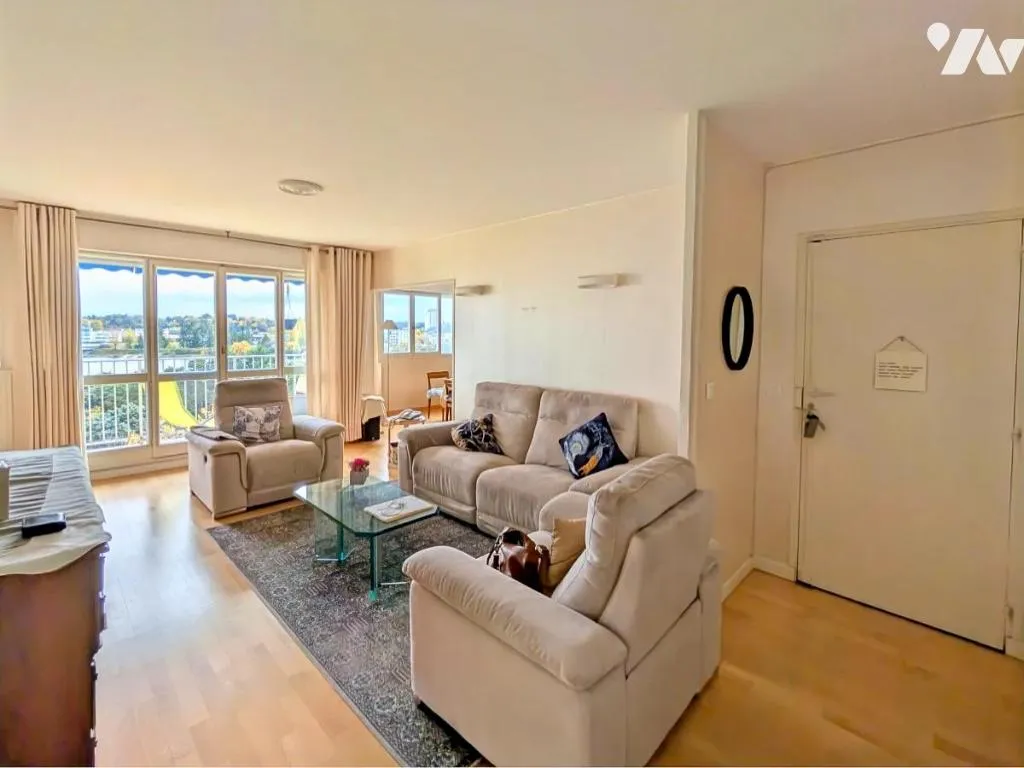 Living Room - T5 Apartment with Balcony in Tours