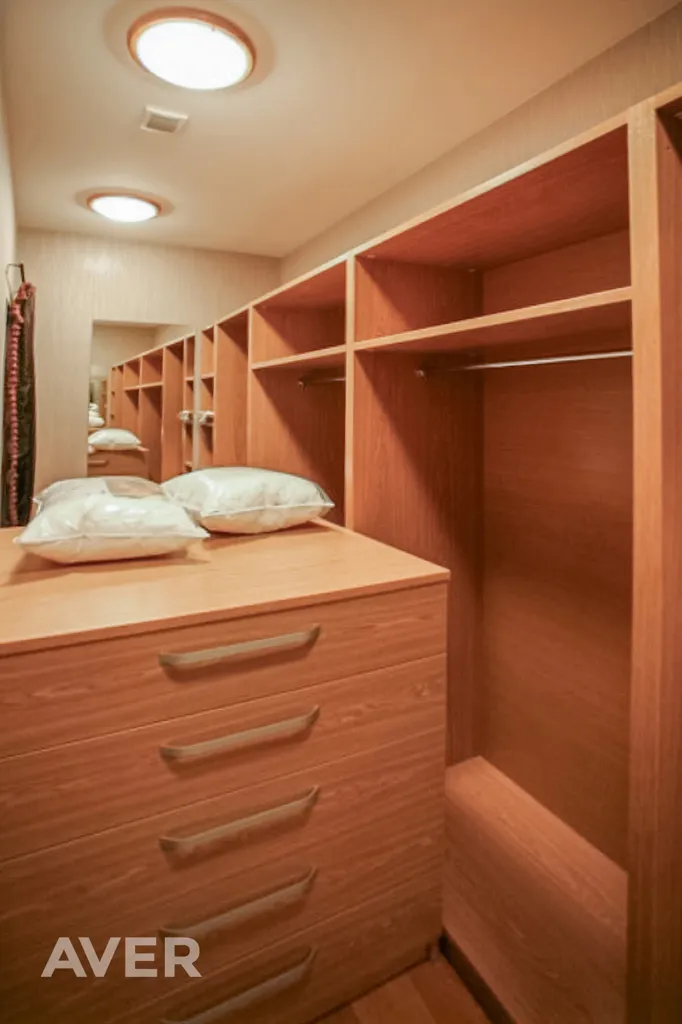 Pièces - 4-Bedroom Apartment with Historical Features in Old Riga
