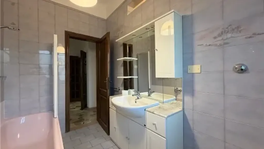 Vannitoad - Partially Renovated Apartment with Balcony in Florence