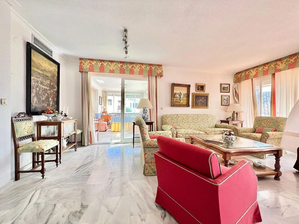 Séjour - Semi-detached House with Pool on National Road