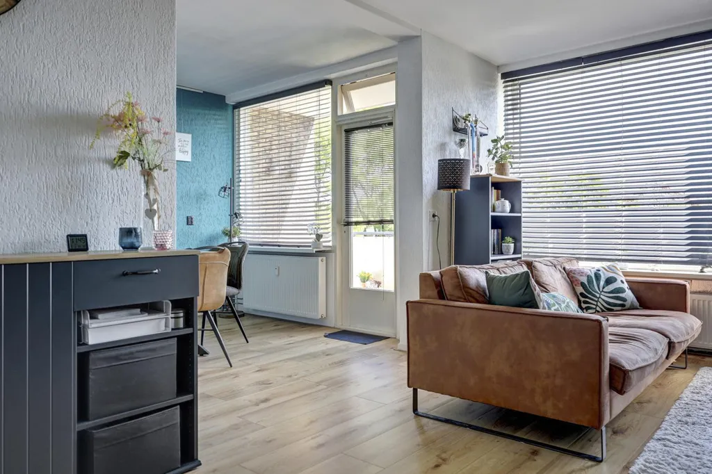 Séjour - Light and Spacious Apartment with Two Balconies in Rotterdam