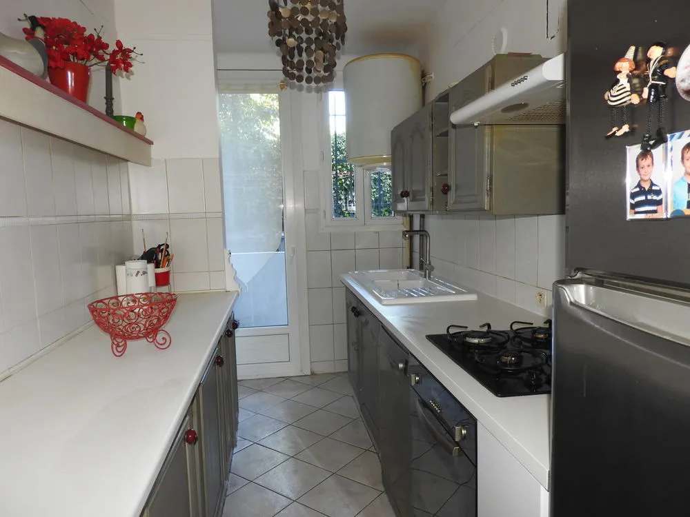 Cuisine - Appartement 3 Pièces avec Balcons dans le Quartier des Aubes
