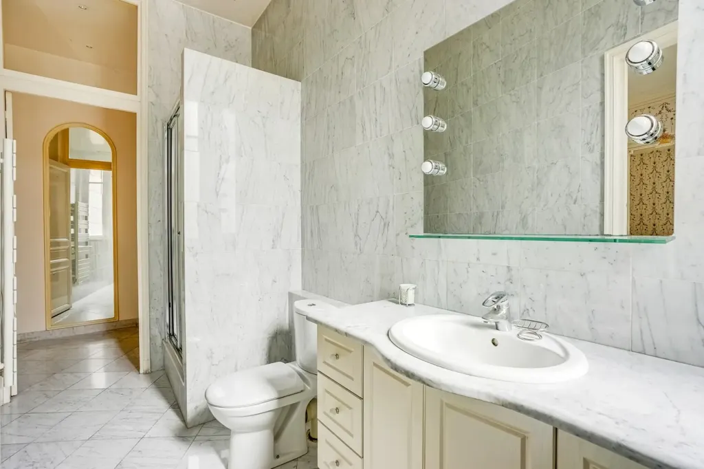 Salles de bain - Appartement 8 Pièces avec Balcon au 2ème Étage, Paris 6