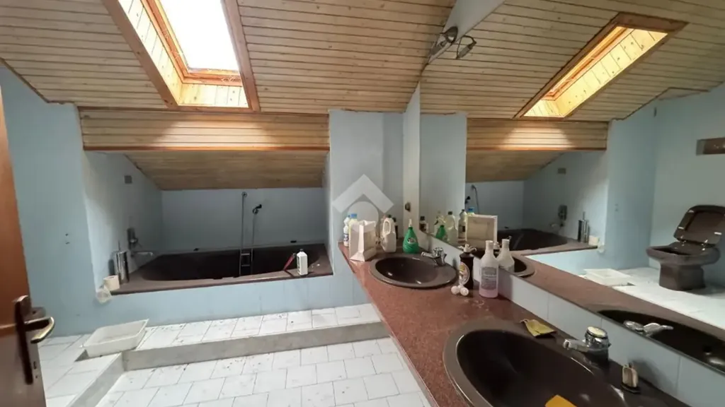 Salles de bain - Mansard Apartment with Central Location in Marano Ticino