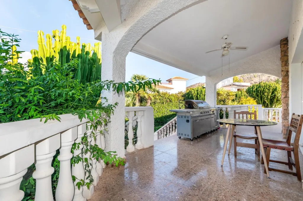 Terrass - Detached House with Redevelopment Potential in L'Albir