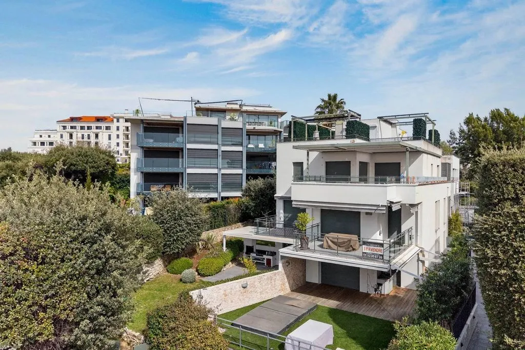 Vue aérienne - Appartement Luxueux avec Vue Mer à Antibes