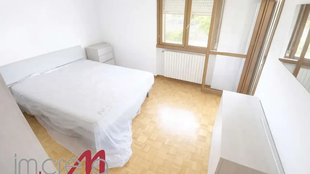 Dormitorios - Bright 2-Bedroom Apartment with Balcony in Crema