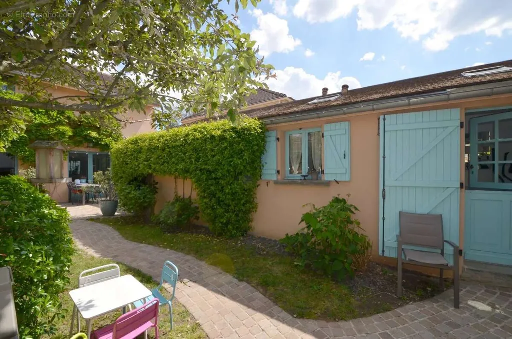 Terrace - Charming Village House with West-Facing Garden