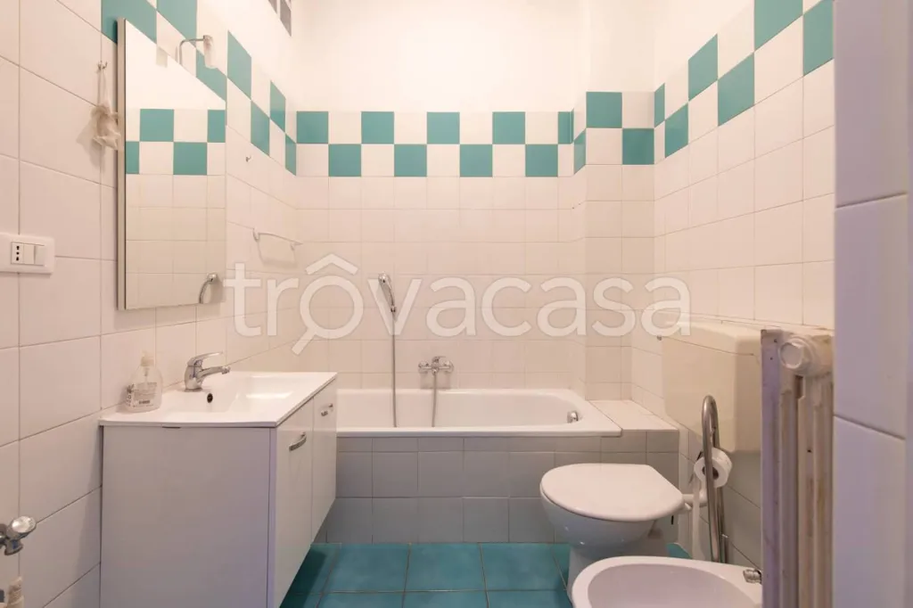 Bathrooms - Liberty Style Apartment with Bow Window in Turin