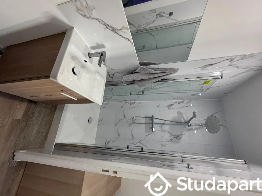 Salles de bain - Chambre Meublée avec Salle de Bain Privative dans Maison Moderne