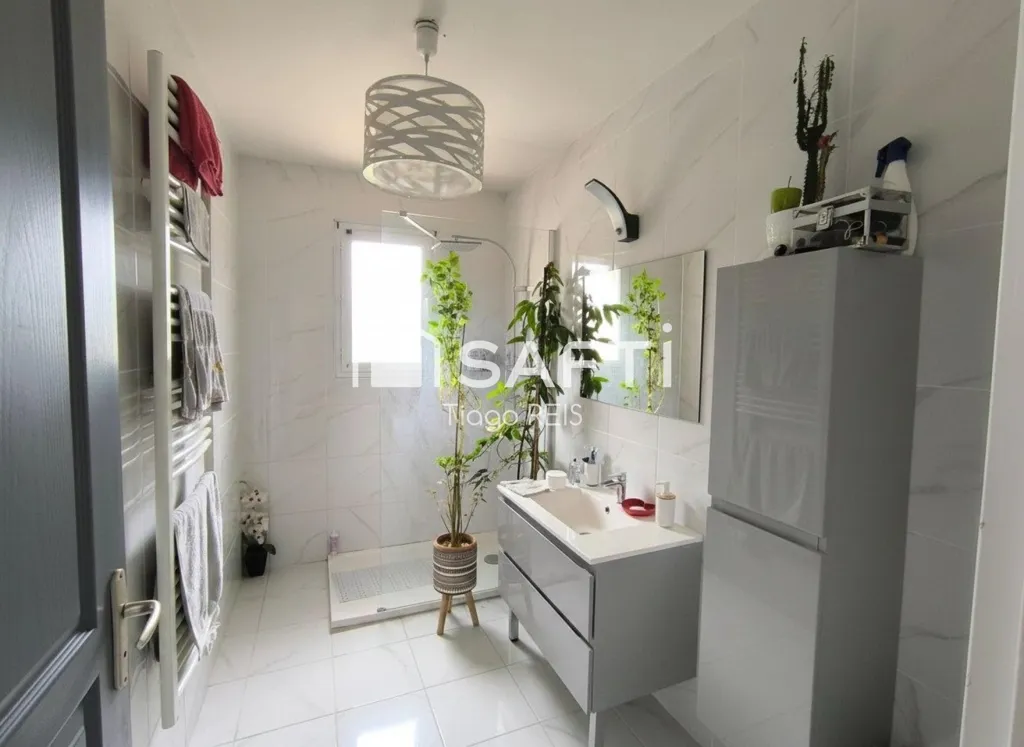 Salles de bain - Villa Contemporaine avec Jardin Spacieux à Auterive