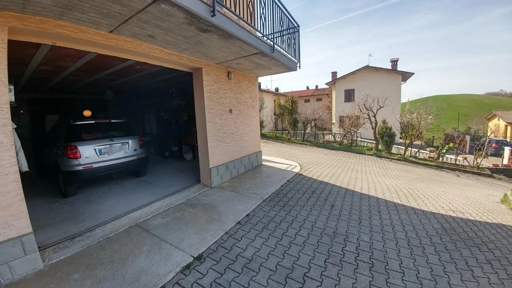 Garage - Apartment with Private Garden in Zocca