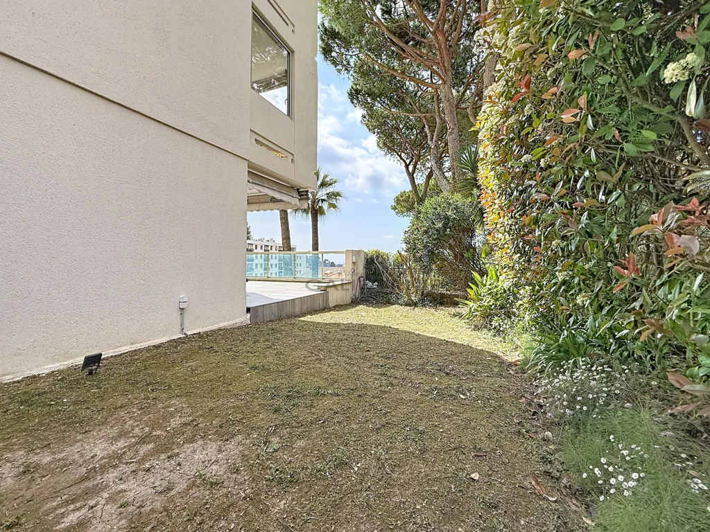 Garden - 3-Piece Apartment with Sea View in Le Cannet