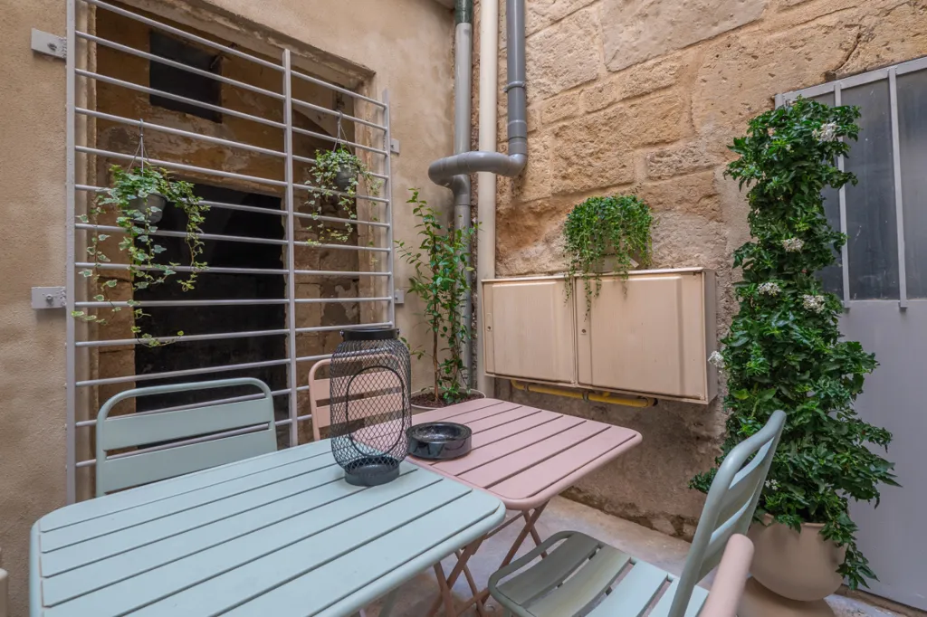 Aed - 2-Bedroom Apartment with Patio in Nîmes Centre