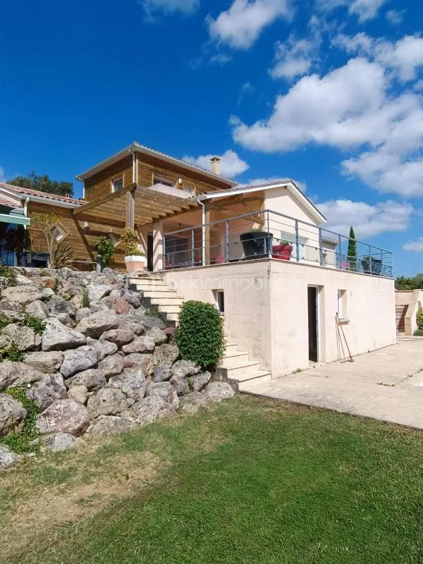 Välivaade - Architectural House with Mountain View in Pyrenees