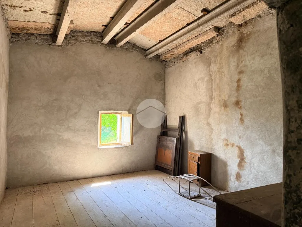 Pièces - Rustic Home with Large Land in Fumane