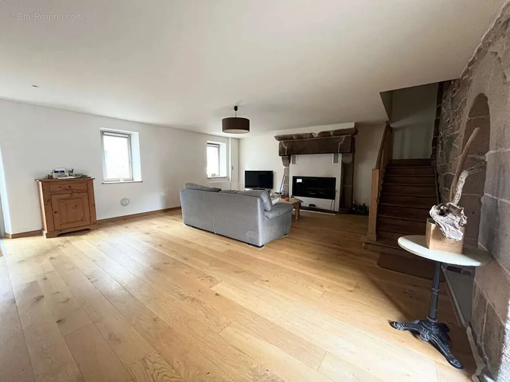 Elutuba - Charming Stone House with Garden in Quintin