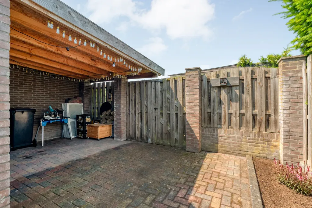 Garage - Modernised Semi-detached House in Lutten