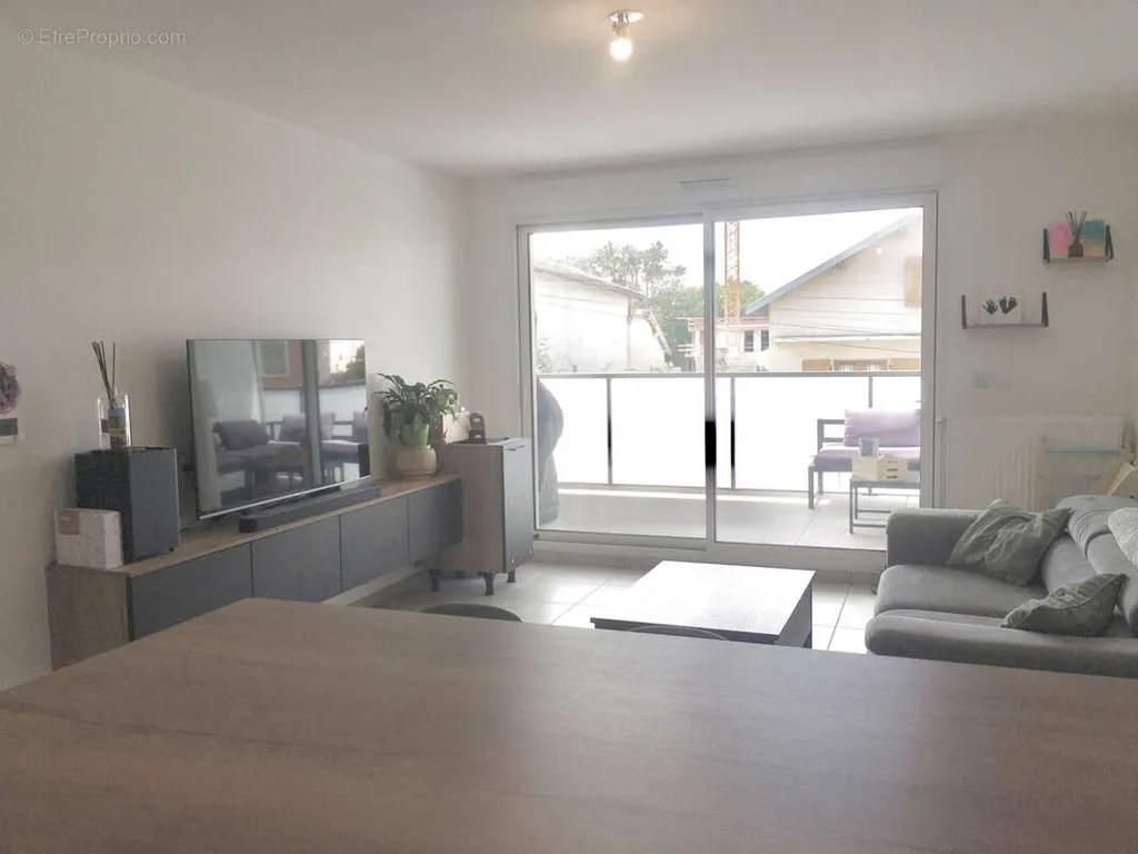 Séjour - Appartement 3 Pièces avec Terrasse à l'Ouest